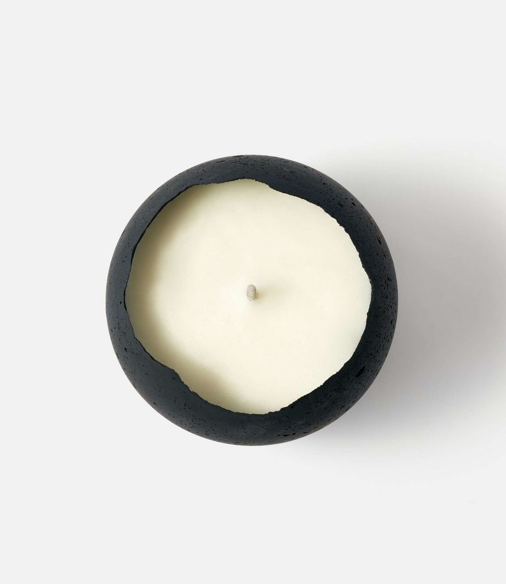 Konzuk Orbis Concrete Candle Coal Black — бетонная свеча