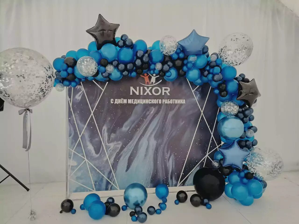 Фотозона из воздушных шаров звёзд с баннером на квадратном каркасе