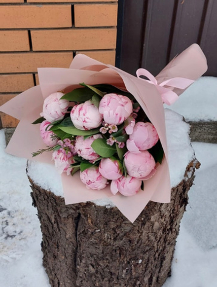 Букет из 11 розовых пионов