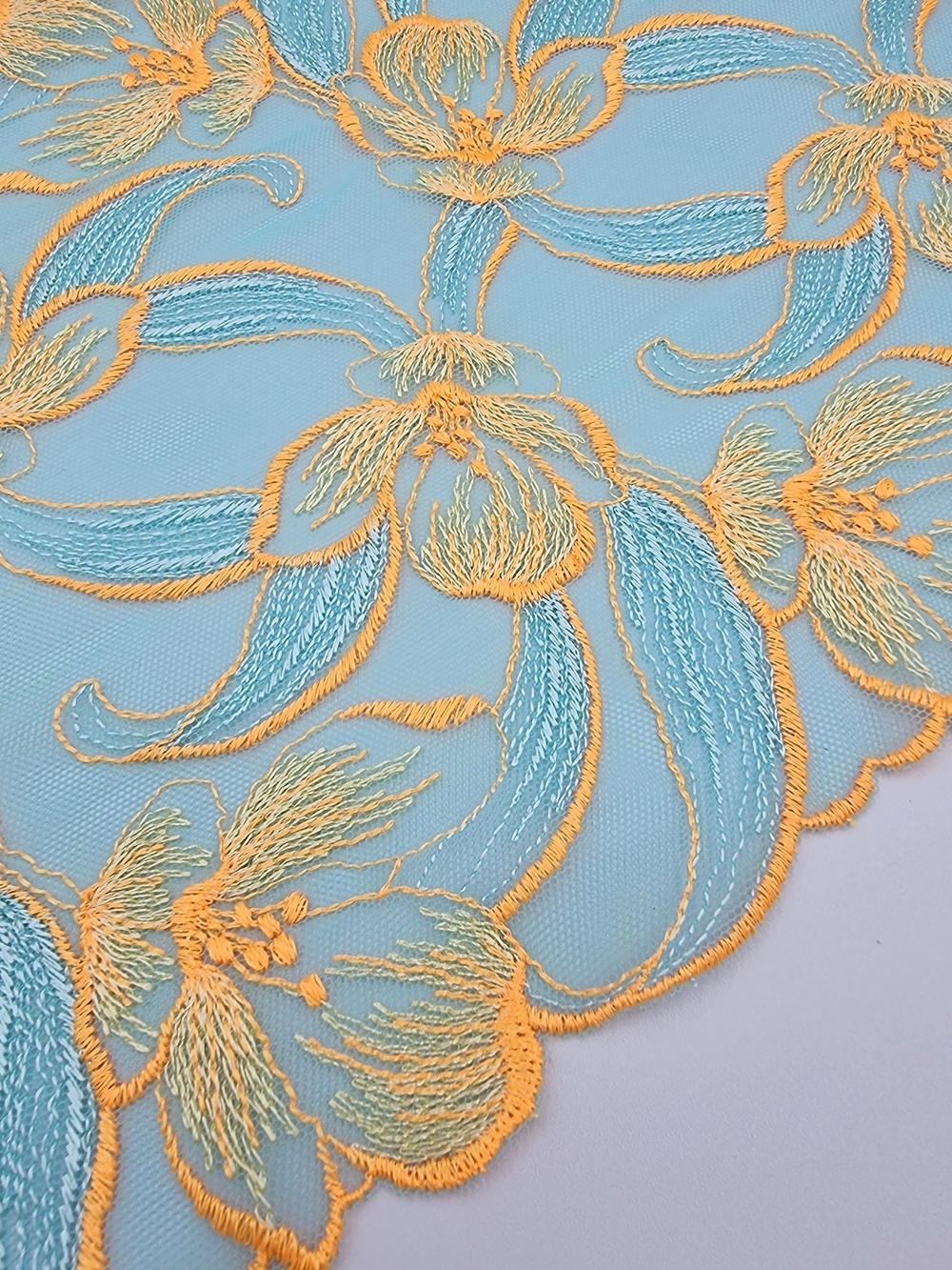 Вышивка на сетке среднеэластичная Мятно-бирюзовый/оранжевый К724 правая