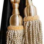 Шторы спального места с ламбрекеном и прихватами "Кисти" в кабину Volvo, Scania, MAN, DAF, Merc, Камаз, Sitrak, Shacman, Foton, FAW. Высота 1,5м, ширина одной стороны - 1,15м. Блэкаут, велюр. Черный цвет с бежевой бахромой и бежевыми кистями