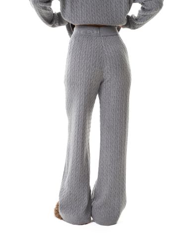 Серый трикотажный костюм в косичку