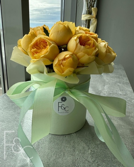 Цилиндр из кустовой пионовидной розы 💛💚💛