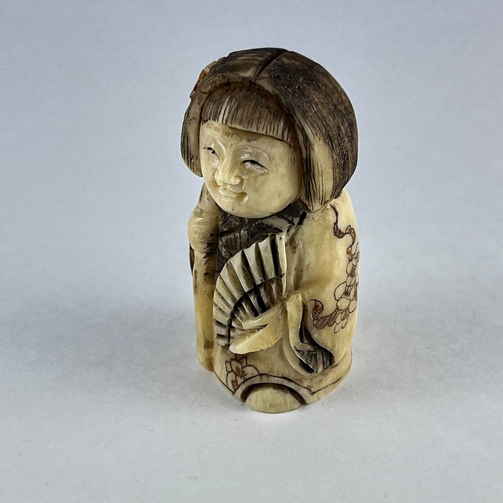 Статуэтка нэцкэ Гейша с веером и посохом