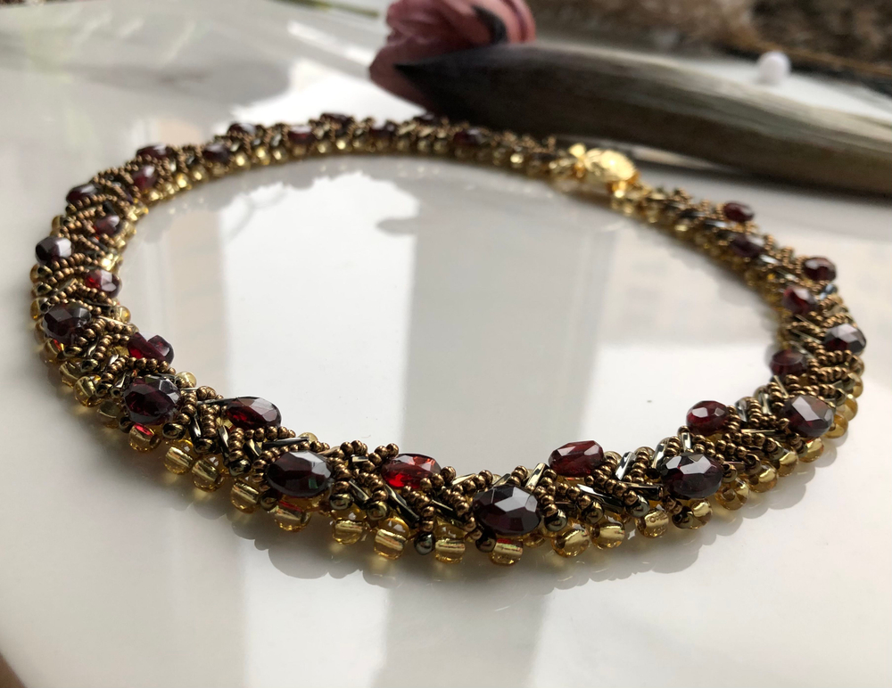 Колье из бисера "Змейка" ручной работы с камнем Гранат (гроссуляр)