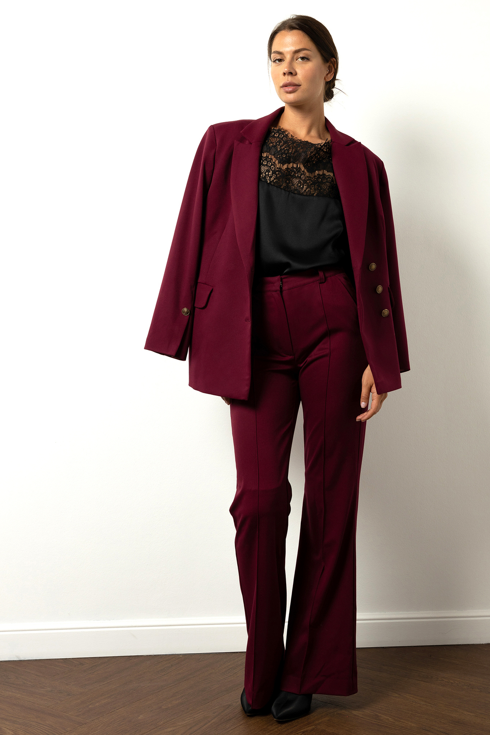 Брюки умеренного клеша в бордовом оттенке