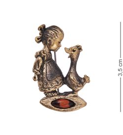 AM-4217 Брошь «Девочка и уточка» (латунь, янтарь)