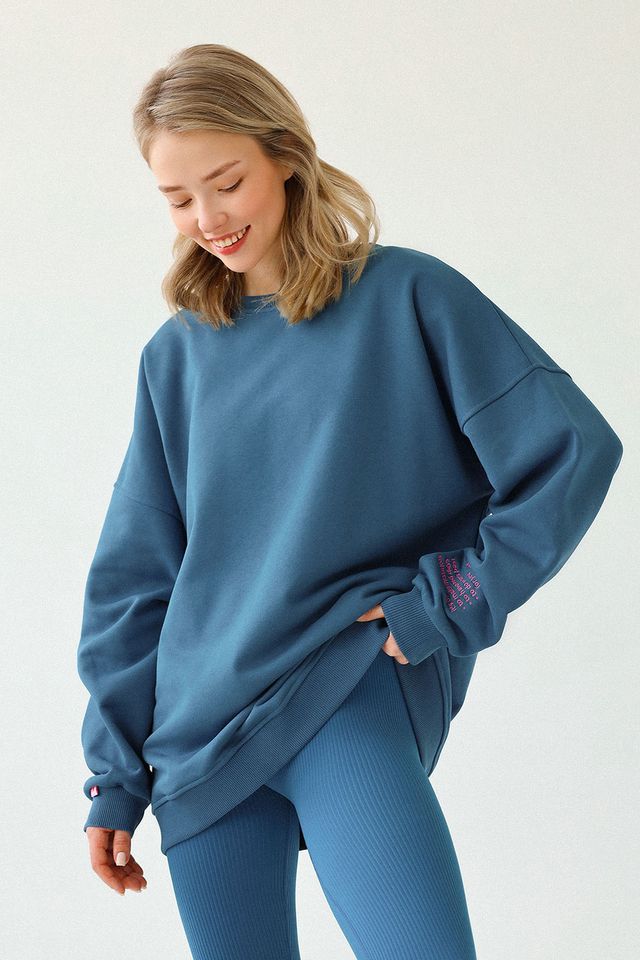 Свитшот с вышивкой на рукаве цвета полночь