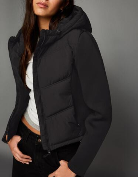 BERSHKA Куртка с капюшоном, черный