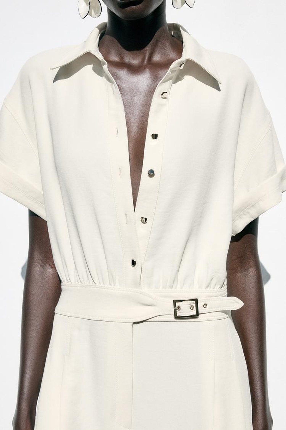 ZARA КОМБИНЕЗОН ИЗ КРЕПА С ПРЯЖКОЙ НА ПОЯСЕ, ЭКРЮ