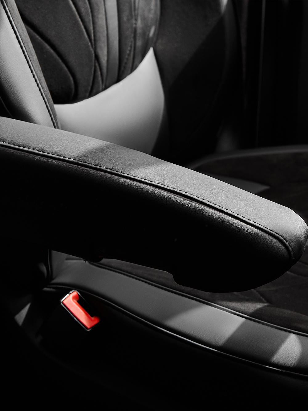 Чехлы Люкс DAF XF 106 (экокожа, черный цвет, черная вставка)