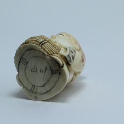 Нэцкэ Дзюродзин с корзиной фруктов