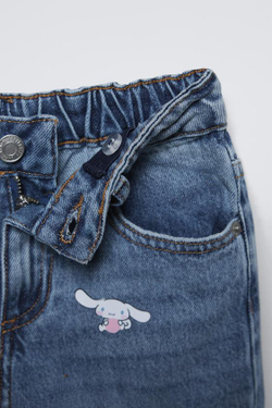 ZARA ДЖИНСЫ С ШИРОКИМИ ШТАНИНАМИ И ПРИНТОМ «КУРОМИ» ©САНРИ, СИНИЙ