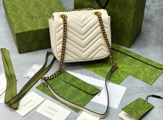 Мини-сумка на плечо Gucci GG Marmont белый