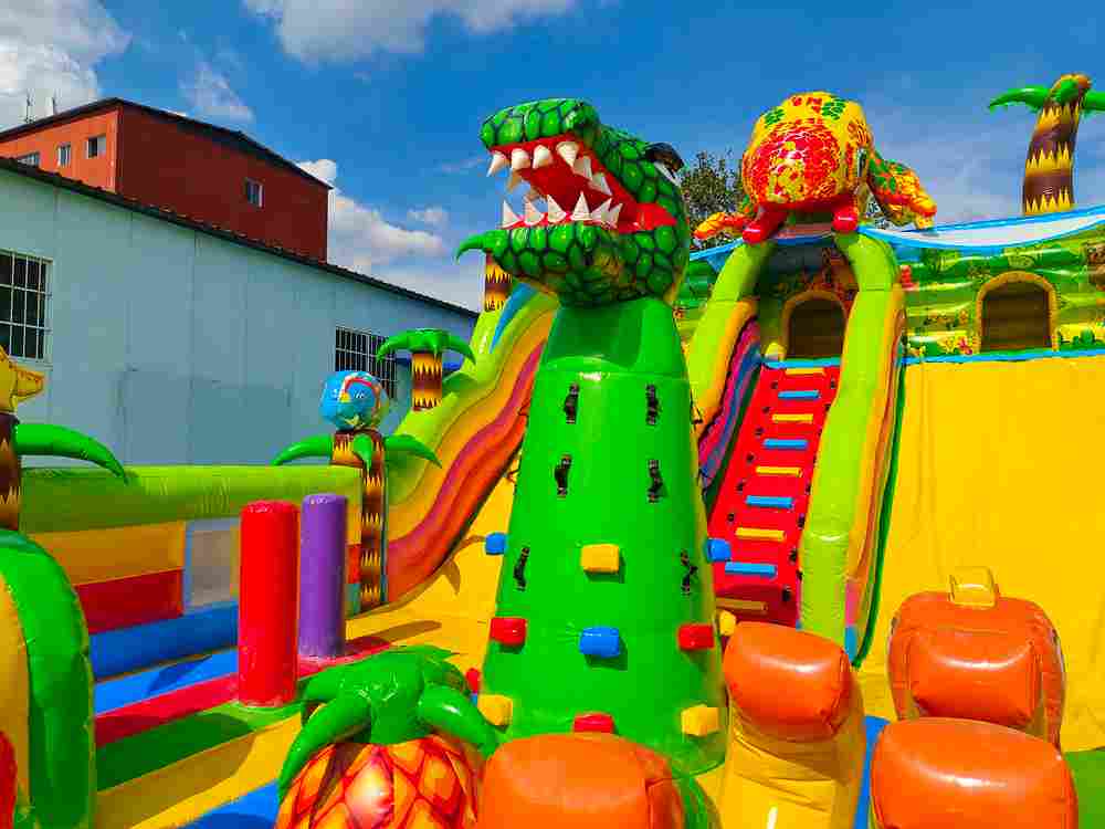 Коммерческий надувной батут "Хамелеон и динозавры" 12*7*6 м