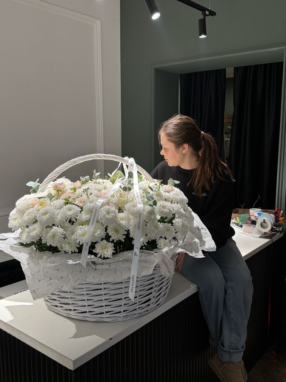 Гранд корзина из кустовых пионовидных роз, хризантемы, эвкалипта и одноголовых роз