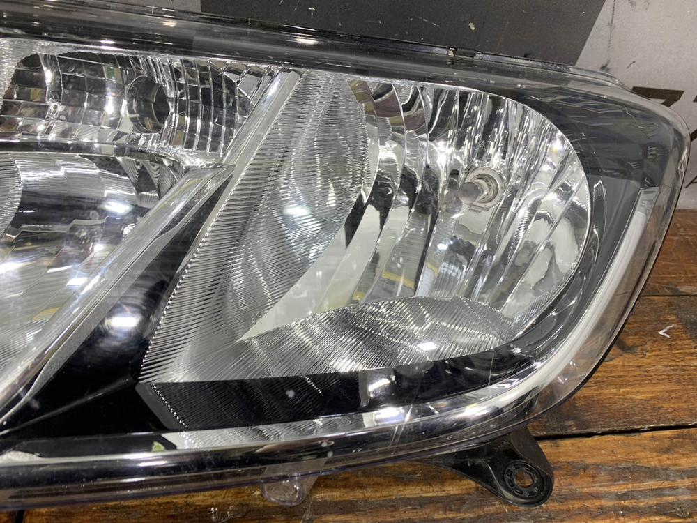 Фара левая Lada Largus 21-нв Б/У Оригинал 8450092037