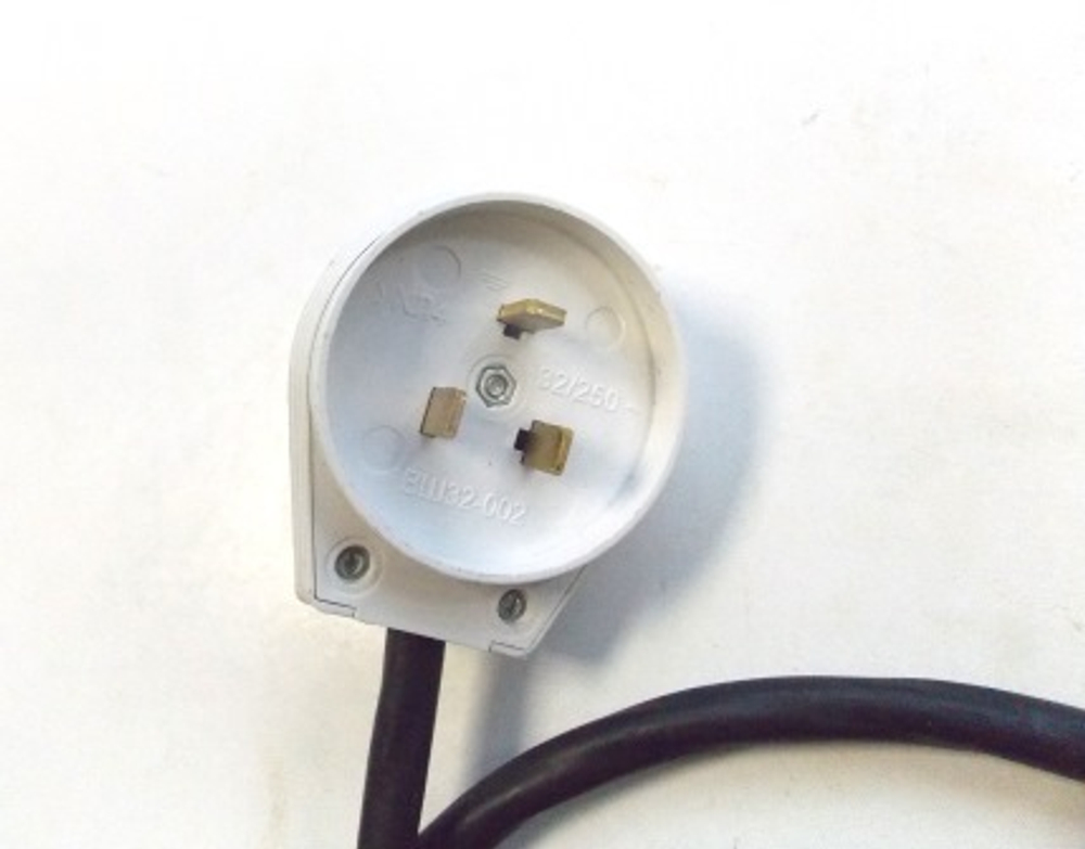Вилка и жаропрочный 3-х жильный шнур для подключения электроплит