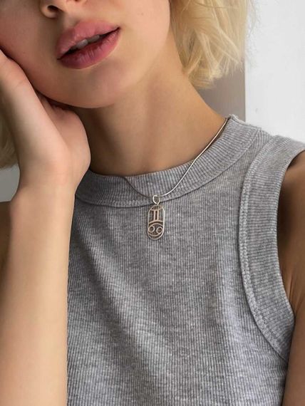 Фото подвески Куспид Близнецы-Рак из серебра, фото на модели 3