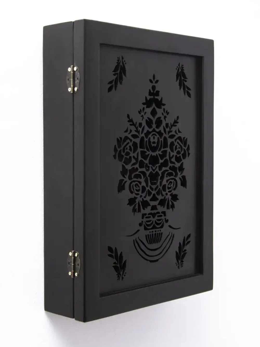 Ключница настенная в прихожую закрытая