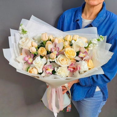 Авторский букет в кремовой гамме
