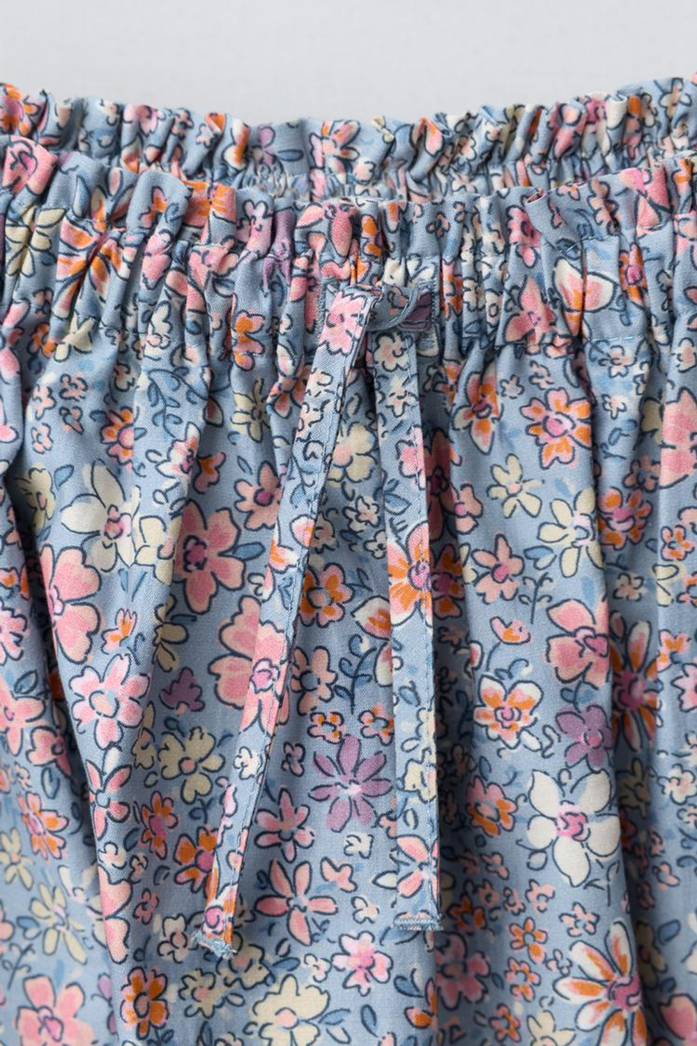 ZARA ЮБКА ИЗ ПОПЛИНА С ЦВЕТОЧНЫМ ПРИНТОМ И ОБЪЕМНЫМ НИЗОМ, СИНИЙ