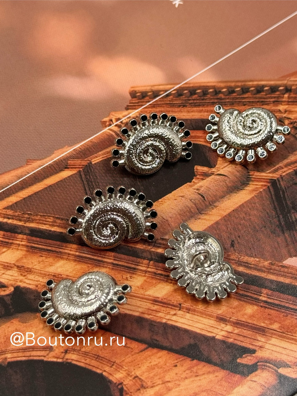 Пуговицы серебристые ракушка с черной эмалью Скиапар.