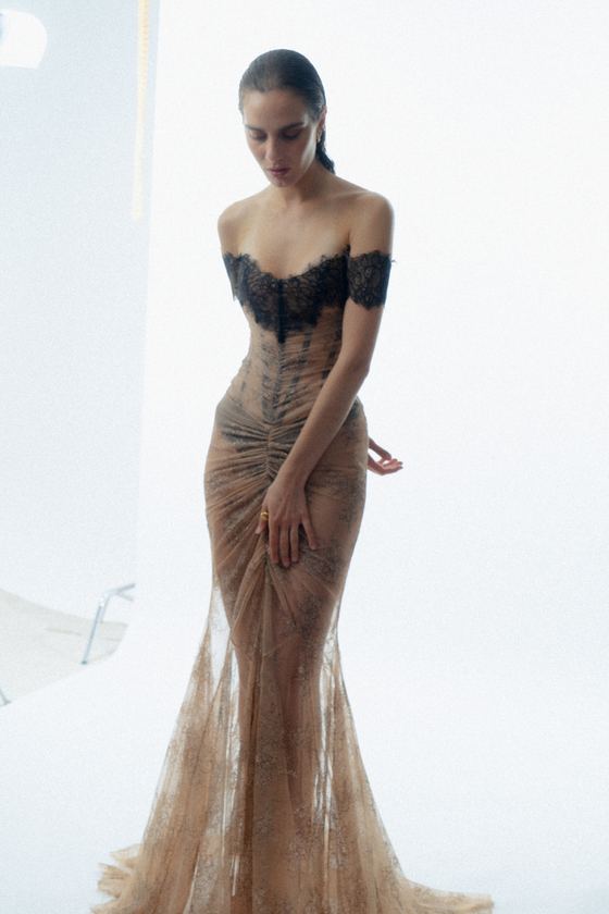 Платье макси корсетное из кружева со спущенными рукавами