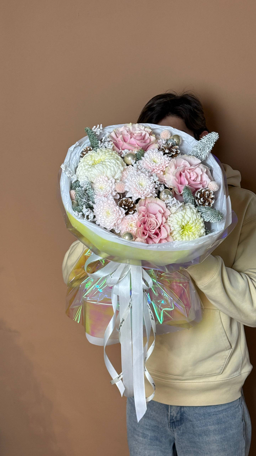 Букет "Праздничный Блеск" хризантема, роза, нобилис, шарики, шишки, краспелия