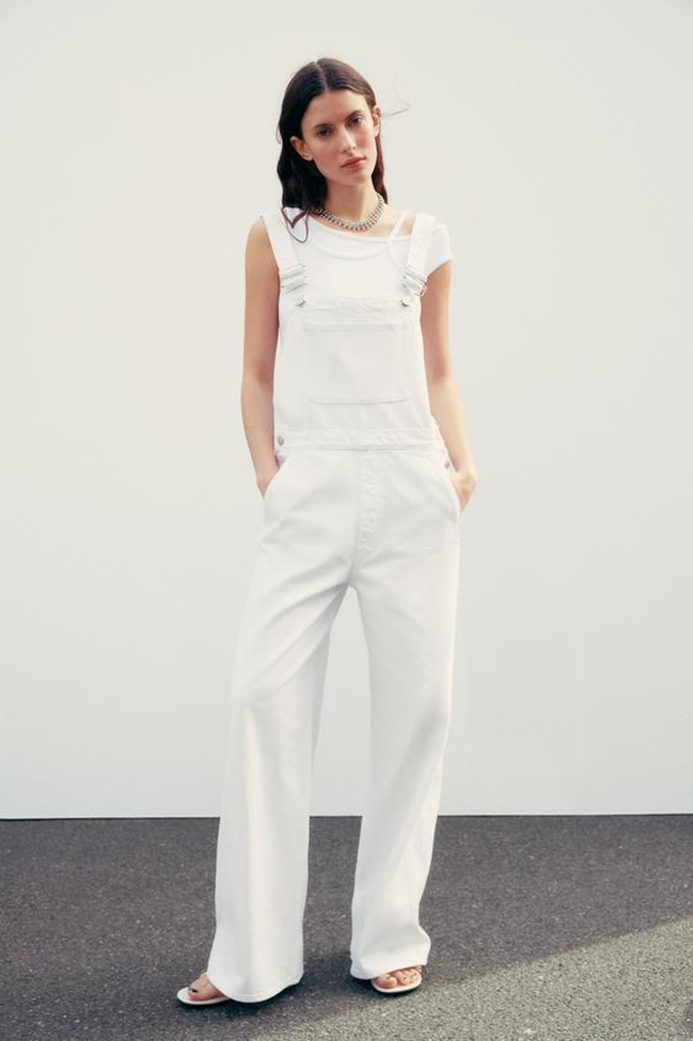 ZARA ДЖИНСОВЫЙ КОМБИНЕЗОН TRF, БЕЛЫЙ