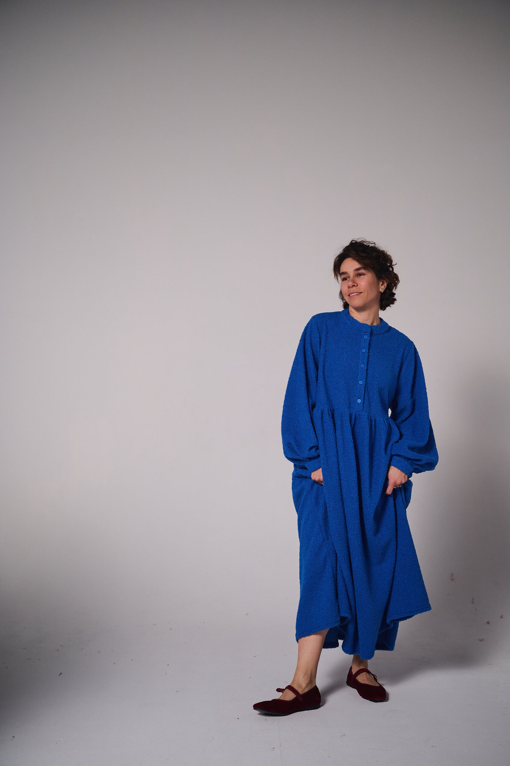 Платье оверсайз "жабо без жабо" из плюшевой ткани Тедди, ярко-синий