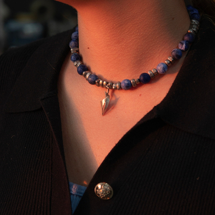 Колье "Парус" с бусинами из содалита