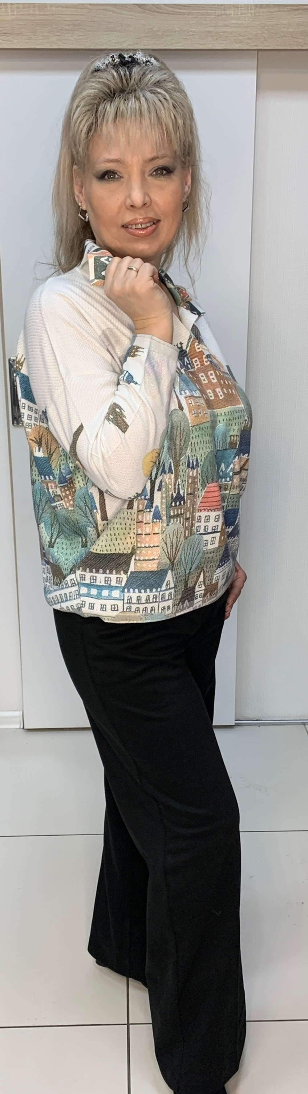 Джемпер с воротничком и оригинальным изображением города