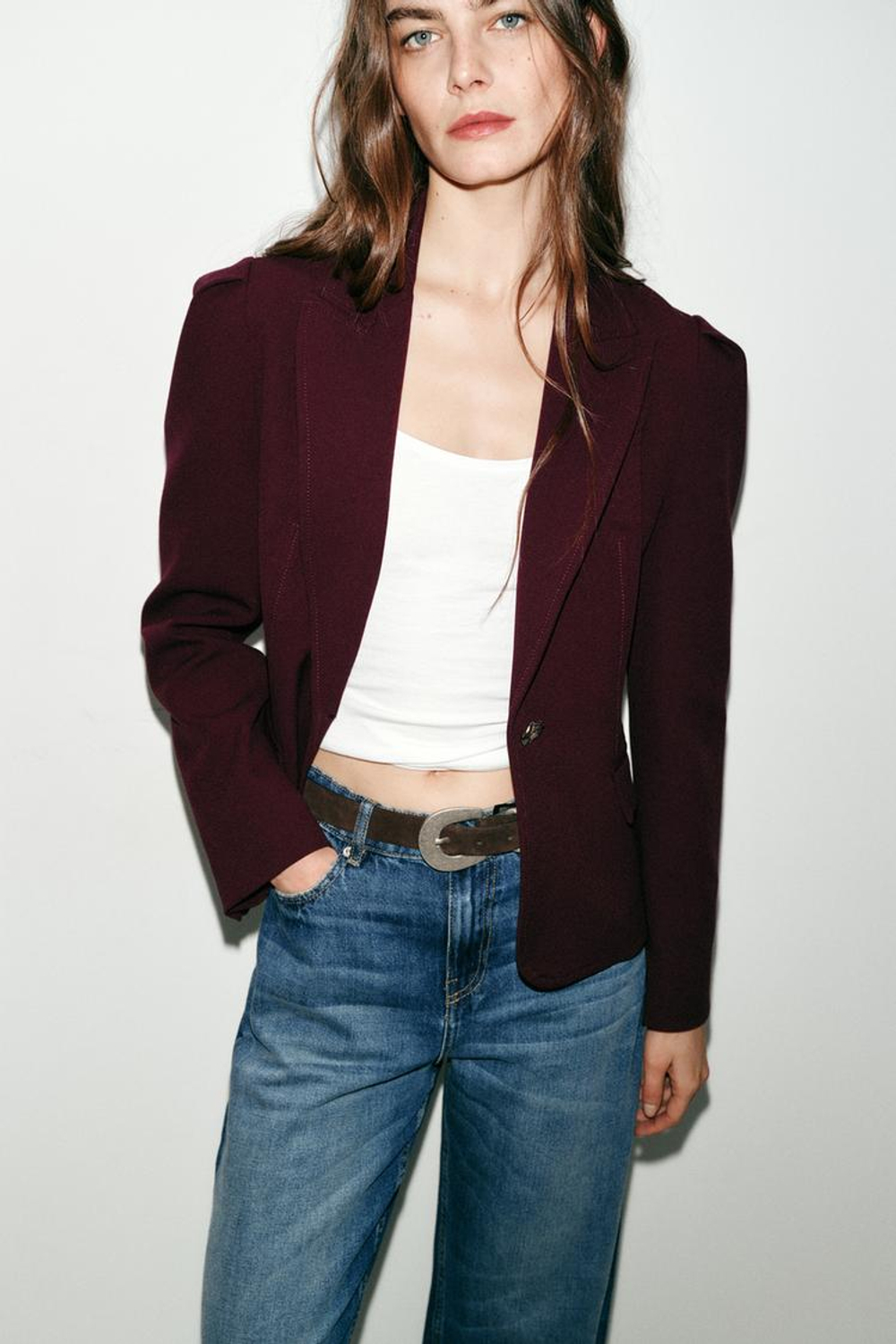 ZARA ПРИТАЛЕННЫЙ БЛЕЙЗЕР С ВЫРАЖЕННЫМИ ПЛЕЧАМИ, БУРГУНДИ