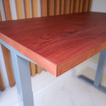 Регулируемый компьютерный стол Motor UP с регулировкой по высоте — столешница МДФ красное дерево