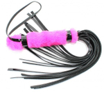 Черная лаковая плеть с розовой меховой рукоятью - 44 см.