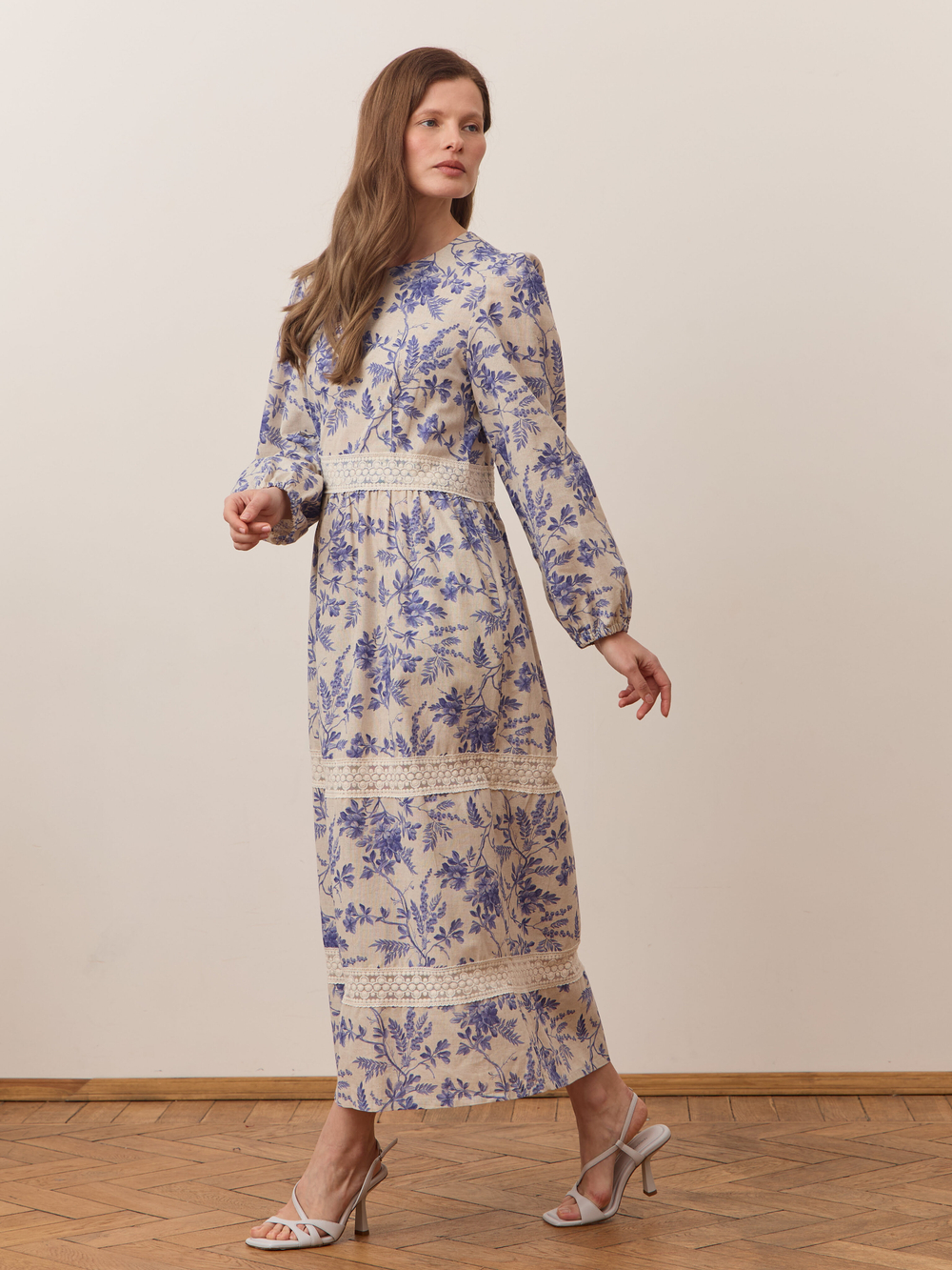 Платье с кружевными вставками