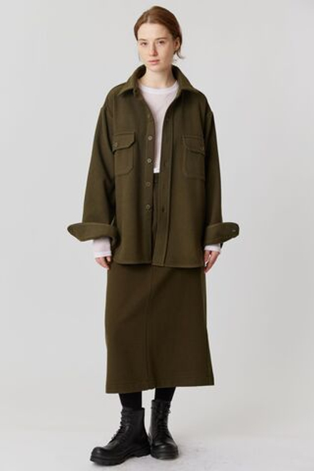 Объемная мужская рубашка зеленого цвета