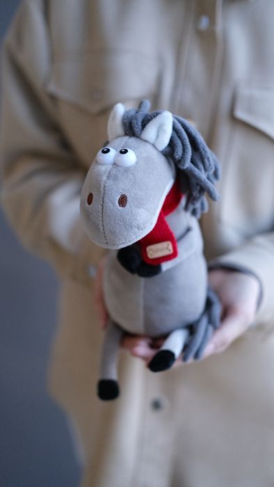 Игрушка Конь серый в шарфике Энцо
