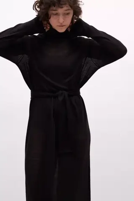 Платье из трикотажа со стойкой черного цвета с поясом