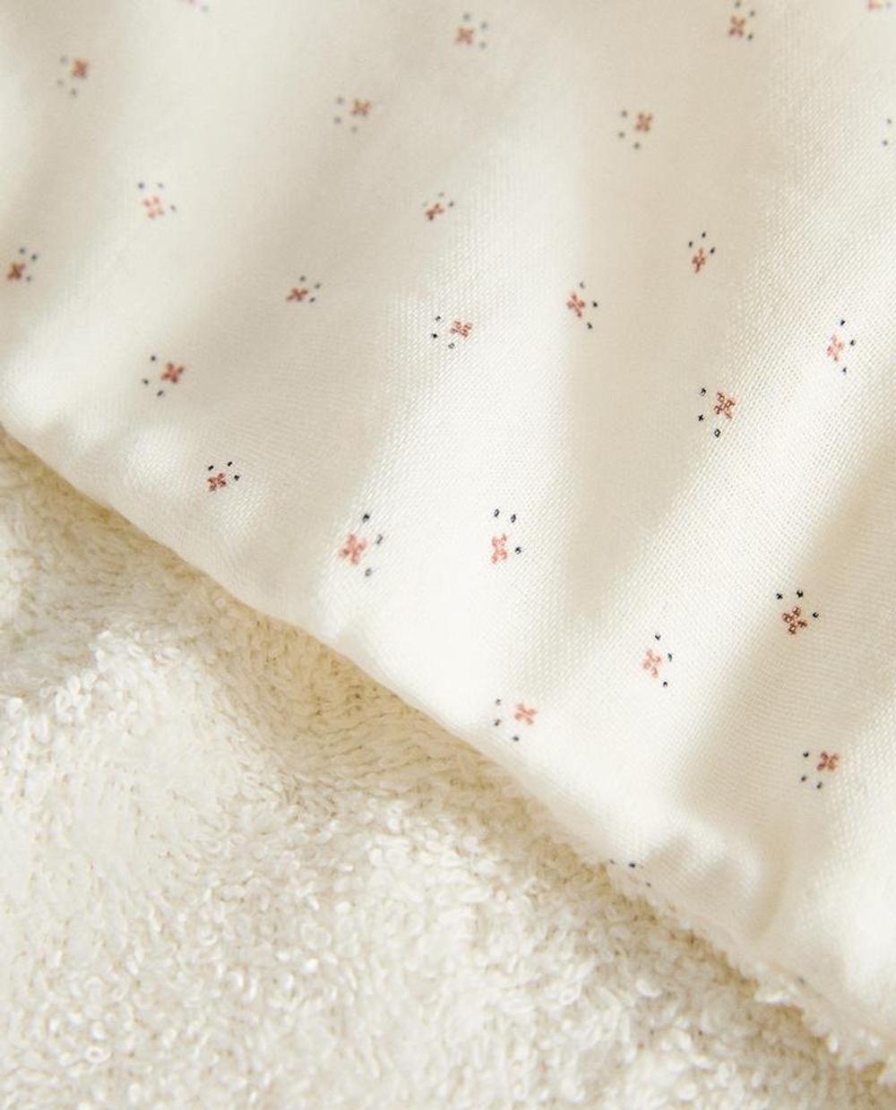 ZARA HOME ДЕТСКОЕ ПОЛОТЕНЦЕ С ЦВЕТОЧНЫМ ПРИНТОМ, ЭКРЮ