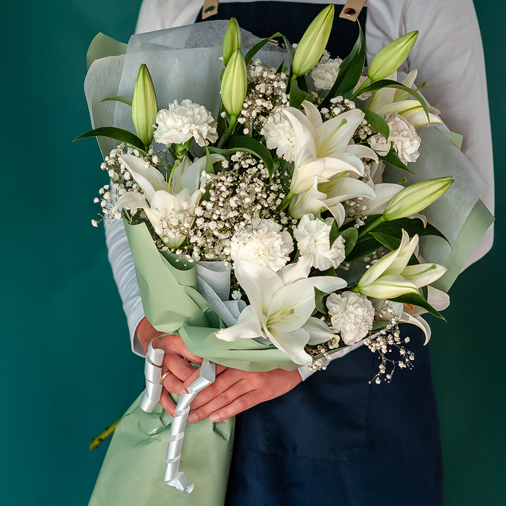 Сборный букет из лилий и диантусов