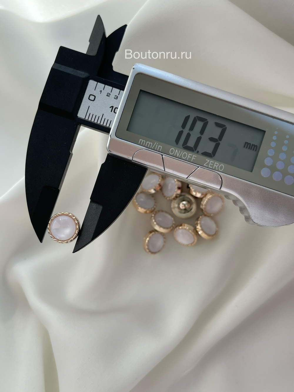 Пуговицы золото луна 10 мм.