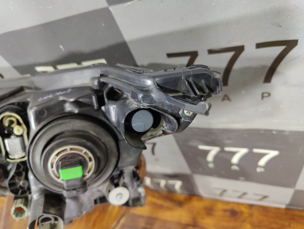 Фара правая галоген Nissan Qashqai 2 (J11) 17-24 Б/У Оригинал 26010HV00B