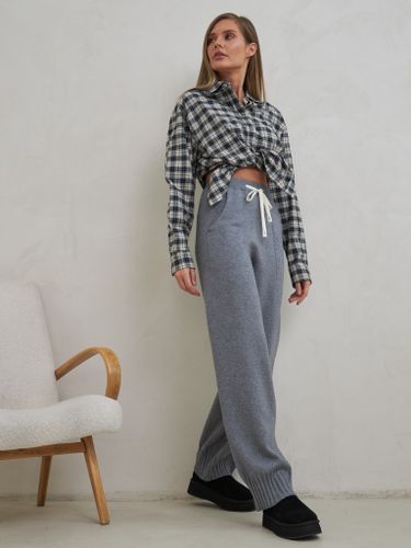 Серые трикотажные брюки