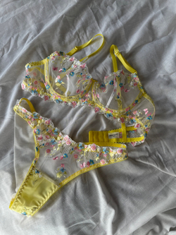 Вышивка на сетке белая с желтым голубым и розовым неэластичная ширина 24 см