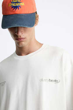 ZARA ФУТБОЛКА С ПРИНТОМ «БРЫЗГИ КРАСКИ» И НАДПИСЯМИ, БЕЛЫЙ