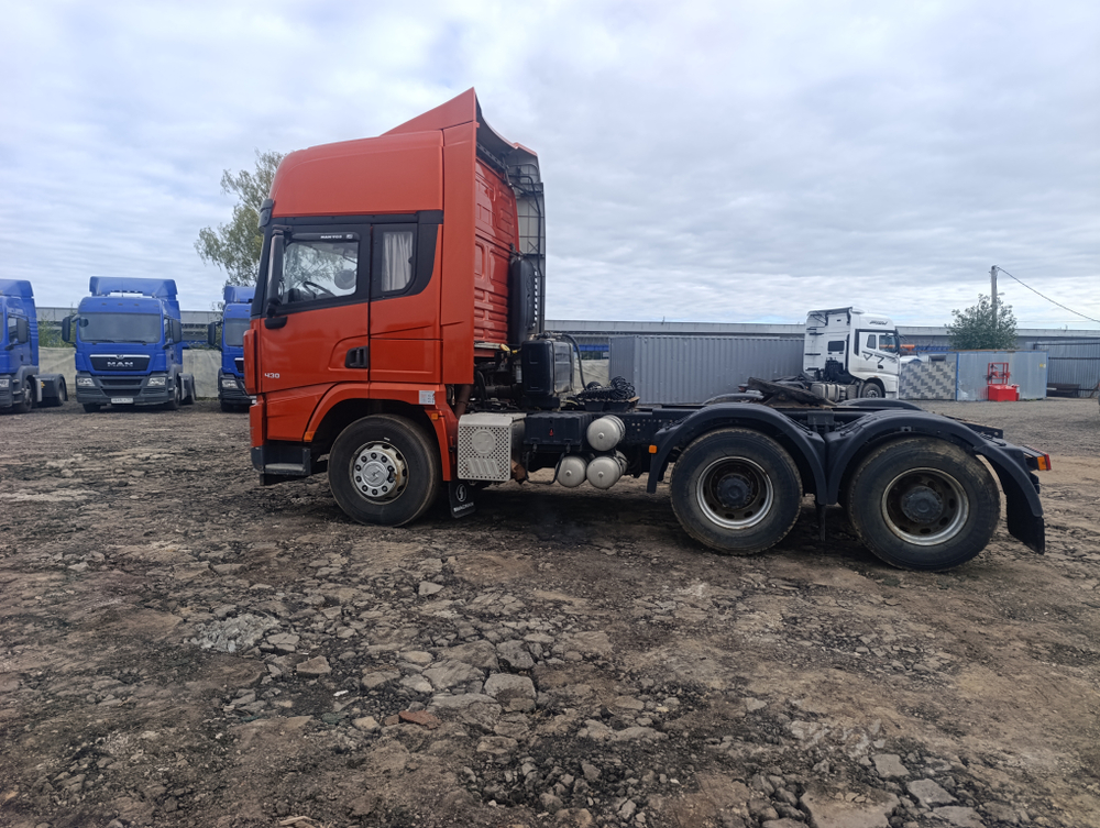 Shacman (Shaanxi) SX* 6x4 Седельный тягач SX42584V324 (Дизельный, 11,6 л, 423 л.с., МТ)