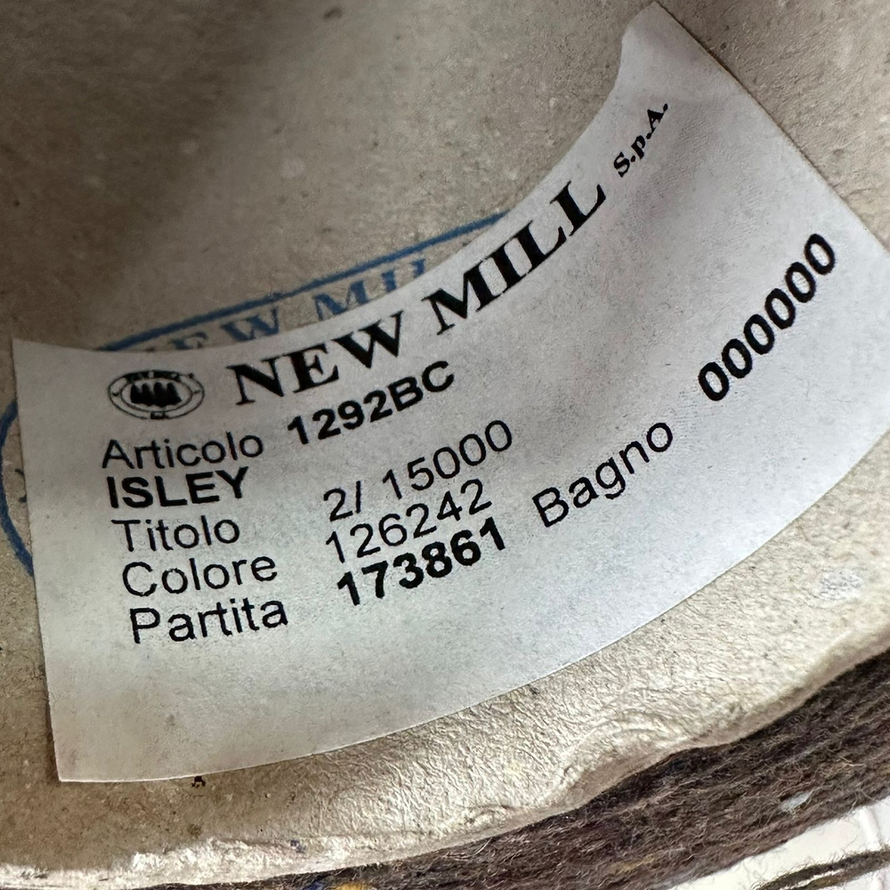 ISLEY - New Mill; 70% меринос, 30% п/а; 750м/100гр; col. 126242, цвет: темно-коричневый с цветными вкраплениями