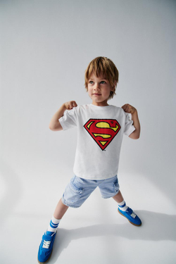 ZARA ФУТБОЛКА С ПРИНТОМ SUPERMAN ™ DC COMICS ©, БЕЛЫЙ